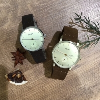 【TRIWA】品のあるワンポイントカラーの腕時計