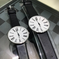 【アルネ・ヤコブセン】雰囲気のあるレザーの腕時計